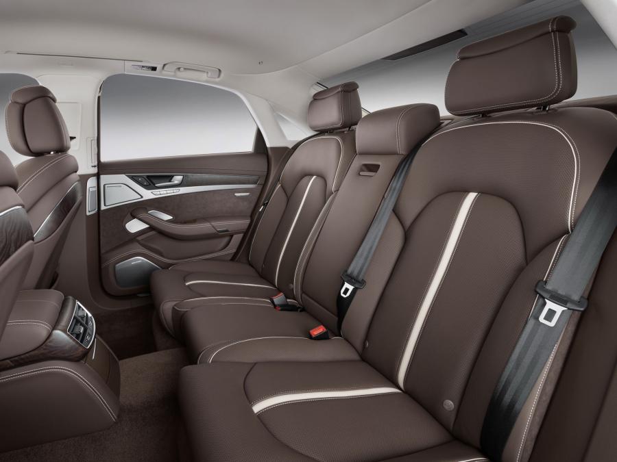 Интерьер Audi A8 TFSI Quattro (D4) 2013 года  (WW) (фото 4 из 10)